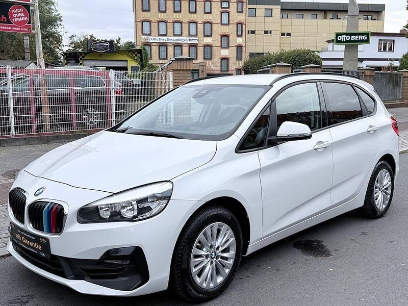 Weiß Gebraucht 2020 BMW 216 Active Tourer Advantage Van / Kleinbus | 13.980 € (Fairer Preis) - Bild 1/4