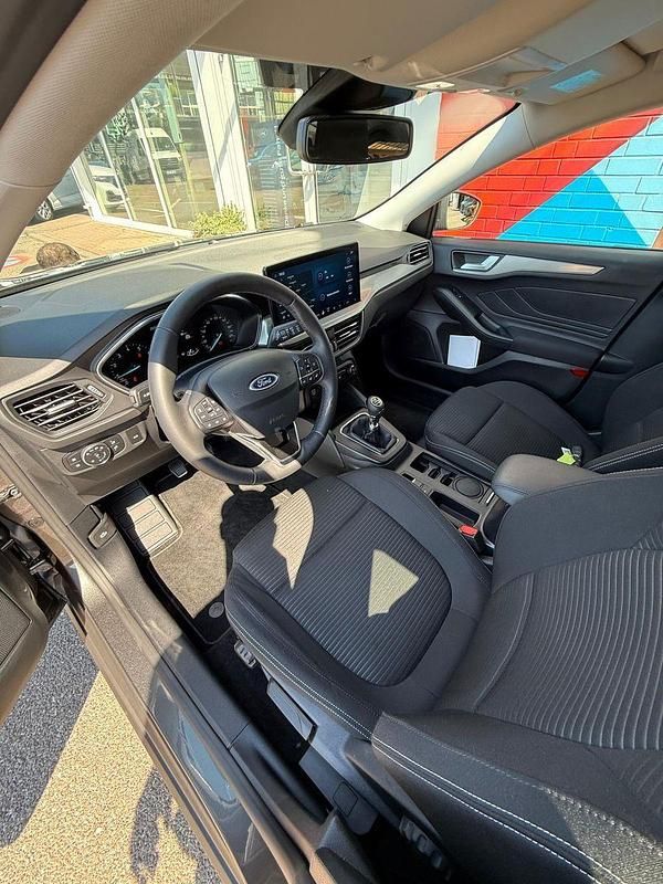 Gebraucht Ford Focus Titanium 125 PS (91 kW) 2024 Grau Kombi