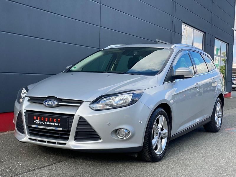 Silber Gebraucht 2012 Ford Focus Champions Edition Kombi | 3.988 € (Guter Preis) - Bild 1/4