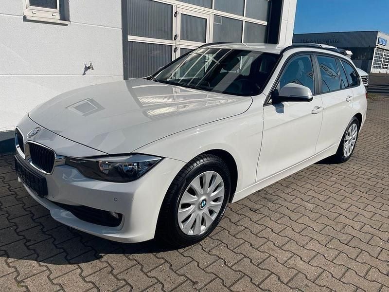 Alpinweiss iii Gebraucht 2013 BMW 316 Comfort Edition Kombi | 9.990 € (Fairer Preis) - Bild 1/4