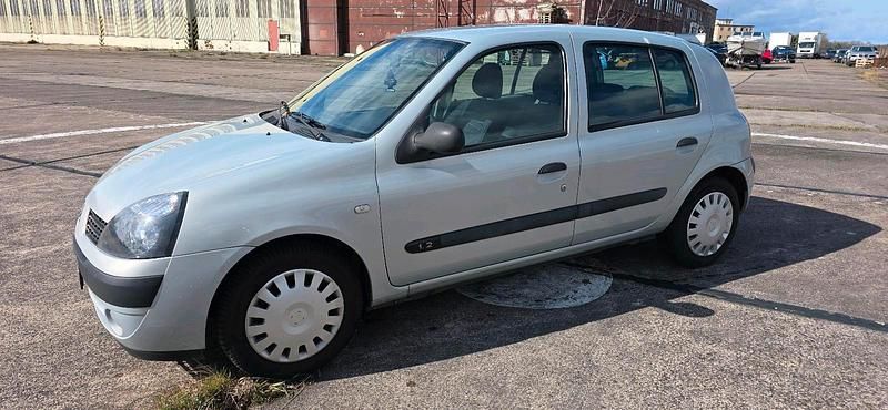 Gebraucht Renault Clio II 58 PS (42 kW) 2003 Silber Kleinwagen