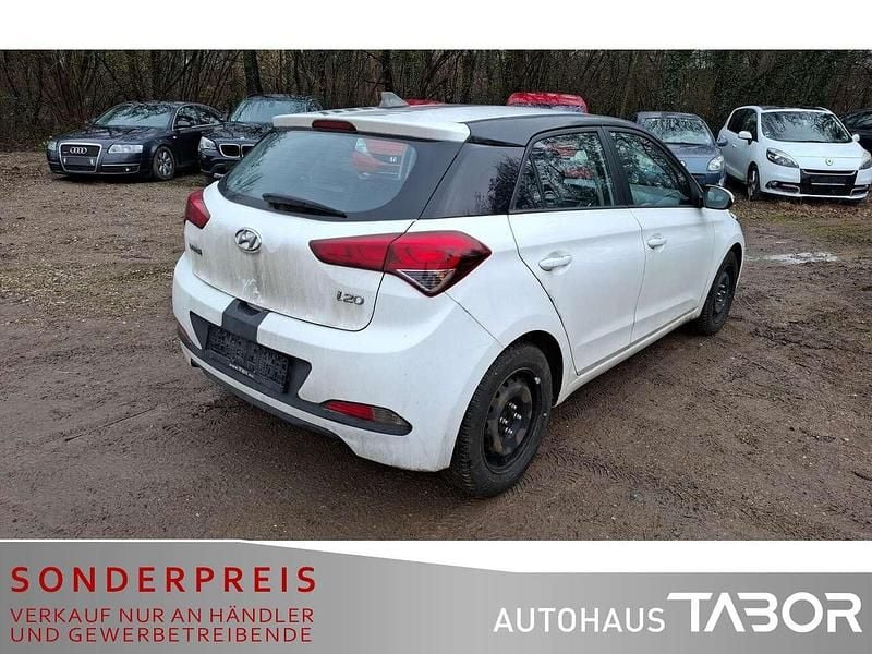 Gebraucht Hyundai i20 GO! 75 PS (55 kW) 2017 Polar white Kleinwagen