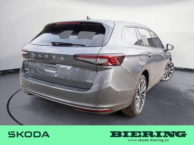 Neu Skoda Superb LAURIN & KLEMENT 193 PS (141 kW) 2025 Grau Kombi