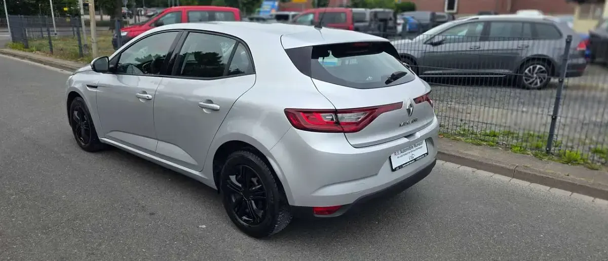 Gebraucht Renault Mégane Life 101 PS (74 kW) 2017 Platingrau Kleinwagen
