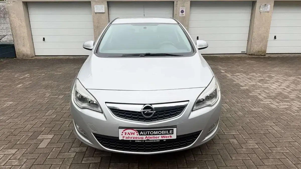 Gebraucht Opel Astra Edition 120 PS (88 kW) 2010 Silber Kleinwagen