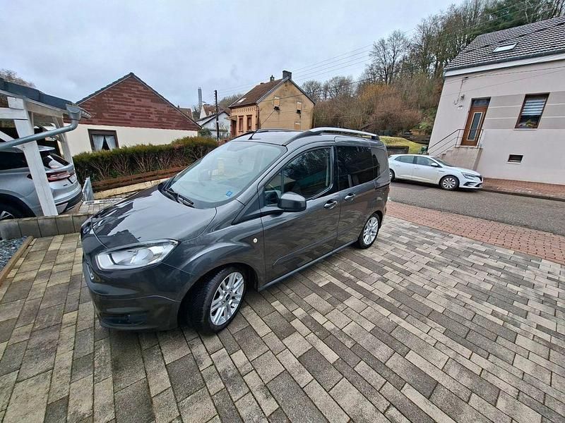 Gebraucht Ford Tourneo Courier Titanium 101 PS (74 kW) 2015 Grau Van / Kleinbus