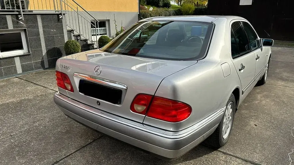 Gebraucht Mercedes E230 Elegance 150 PS (110 kW) 1997 Silber Limousine