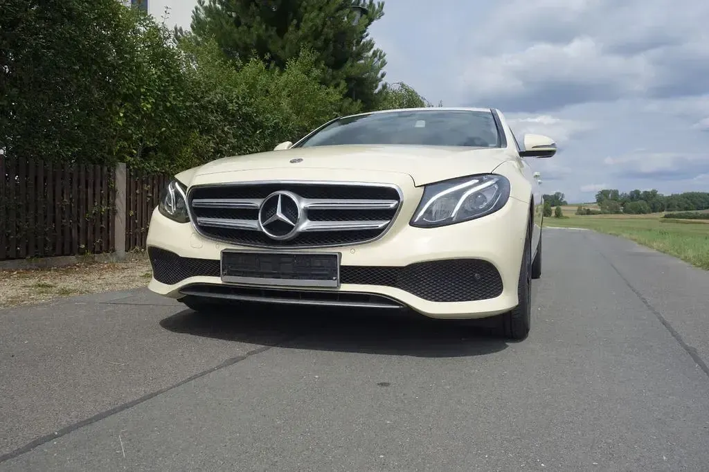 Gebraucht Mercedes E200 150 PS (110 kW) 2019 Gelb Limousine