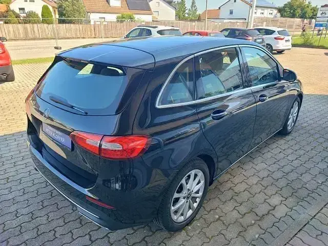 Gebraucht Mercedes B180 136 PS (100 kW) 2020 Schwarz Kleinwagen