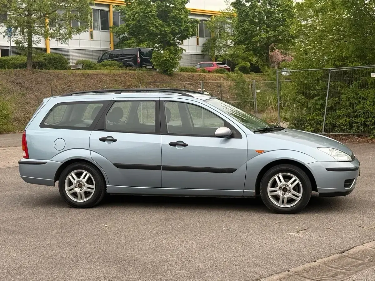 Gebraucht Ford Focus 100 PS (73 kW) 2004 Blau Kombi