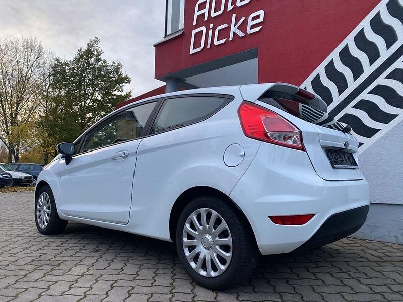 Gebraucht Ford Fiesta Trend 60 PS (44 kW) 2015 Weiß Kleinwagen