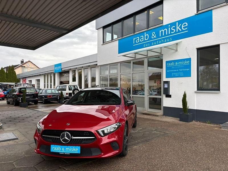 Rot Gebraucht 2020 Mercedes A250 Night Limousine | 22.990 € (Guter Preis) - Bild 1/4