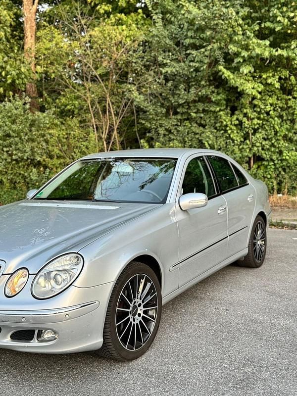 Gebraucht Mercedes E200 163 PS (119 kW) 2006 Silber Limousine