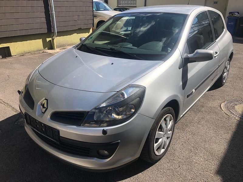 Silber Gebraucht 2007 Renault Clio II Dynamique Limousine | 2.250 € (Fairer Preis) - Bild 1/4