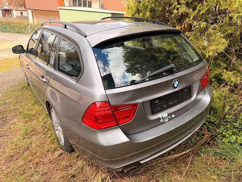 Gebraucht BMW 318 143 PS (105 kW) 2009 Grau Kombi