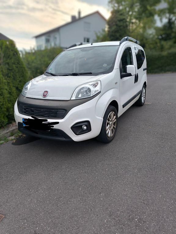 Weiß Gebraucht 2018 Fiat Qubo Lounge Van / Kleinbus | 11.300 € (Fairer Preis) - Bild 1/4