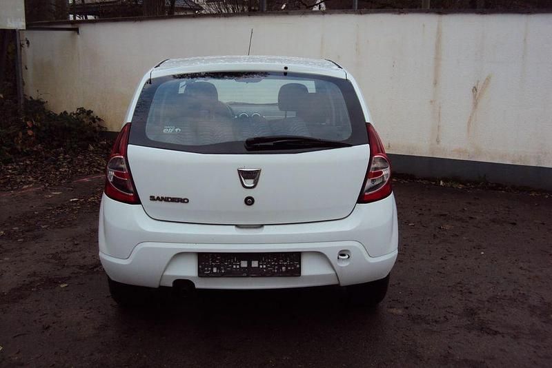 Gebraucht Dacia Sandero 75 PS (55 kW) 2012 Weiß Limousine