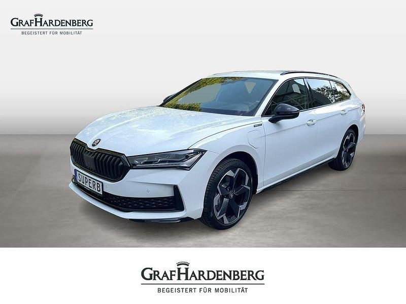 Weiß Neu 2025 Skoda Superb SportLine Kombi | 61.570 € - Bild 1/4