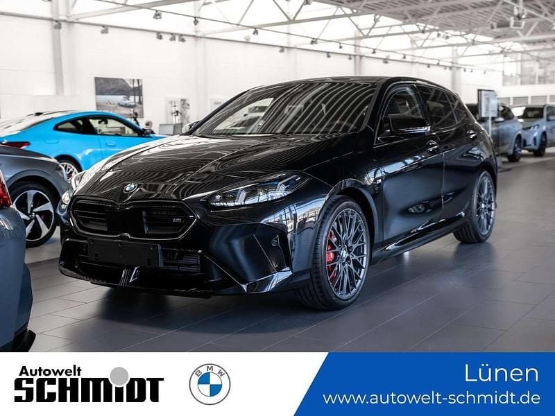 Black saphire metallic Neu 2025 BMW M135 M Sport Kleinwagen | 55.750 € (Guter Preis) - Bild 1/4