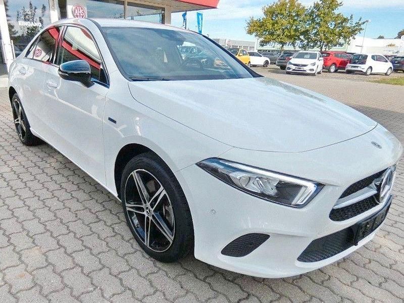 Weiß Gebraucht 2021 Mercedes A250 Limousine | 25.990 € (Fairer Preis) - Bild 1/4