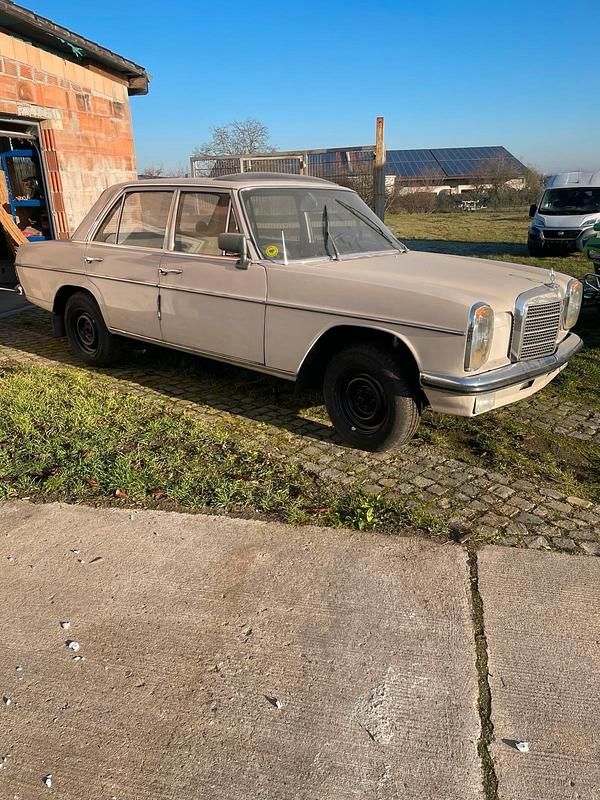 Second-hand Mercedes 230 1968 Berlinǎ