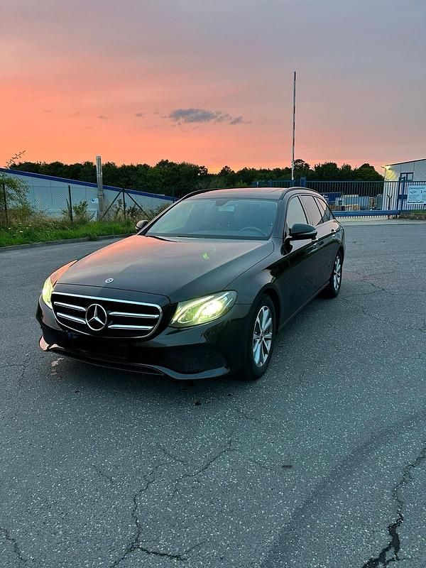 Schwarz Gebraucht 2019 Mercedes 220 Kombi | 22.300 € - Bild 1/4
