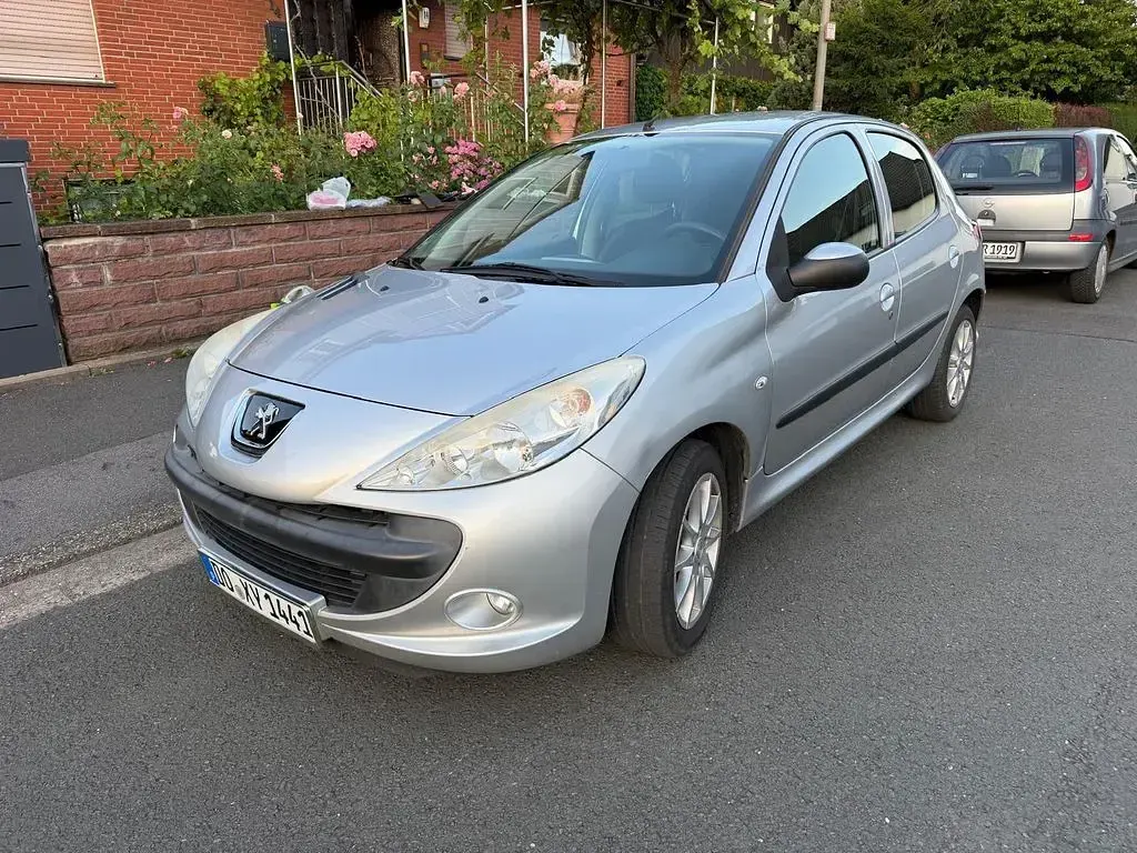 Gebraucht Peugeot 206 73 PS (53 kW) 2010 Silber Limousine