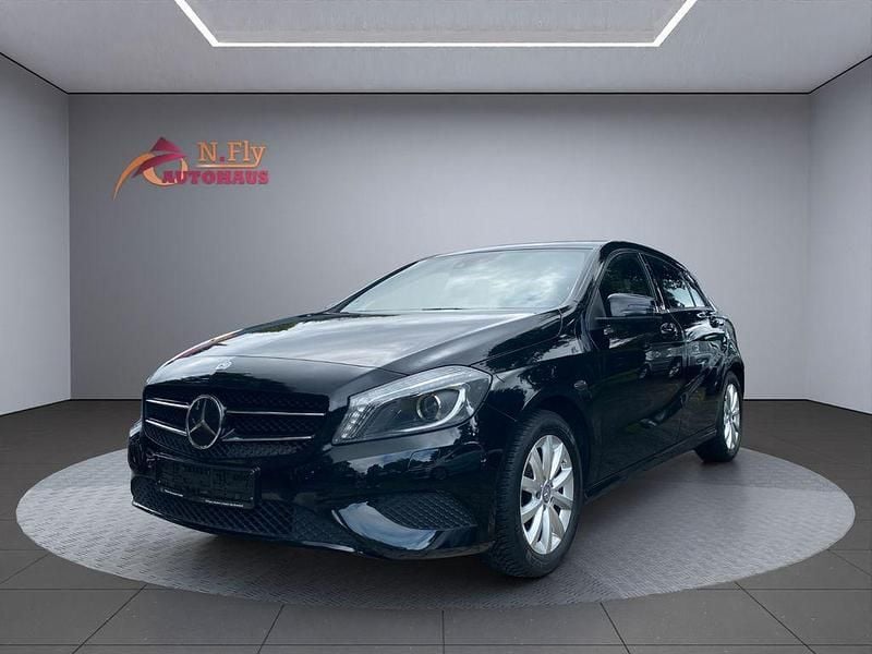 Schwarz Gebraucht 2015 Mercedes 180 Style Limousine | 14.900 € (Fairer Preis) - Bild 1/4