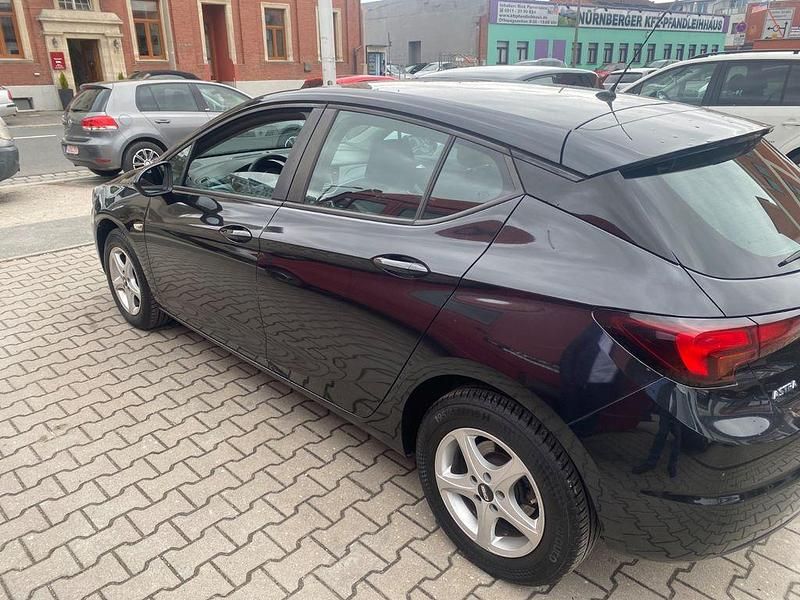 Gebraucht Opel Astra Selection 105 PS (77 kW) 2016 Schwarz Limousine
