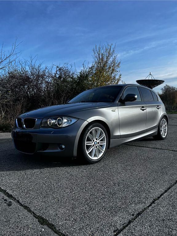 Grau Gebraucht 2011 BMW 118 Sport Line Kleinwagen | 7.320 € (Guter Preis) - Bild 1/4