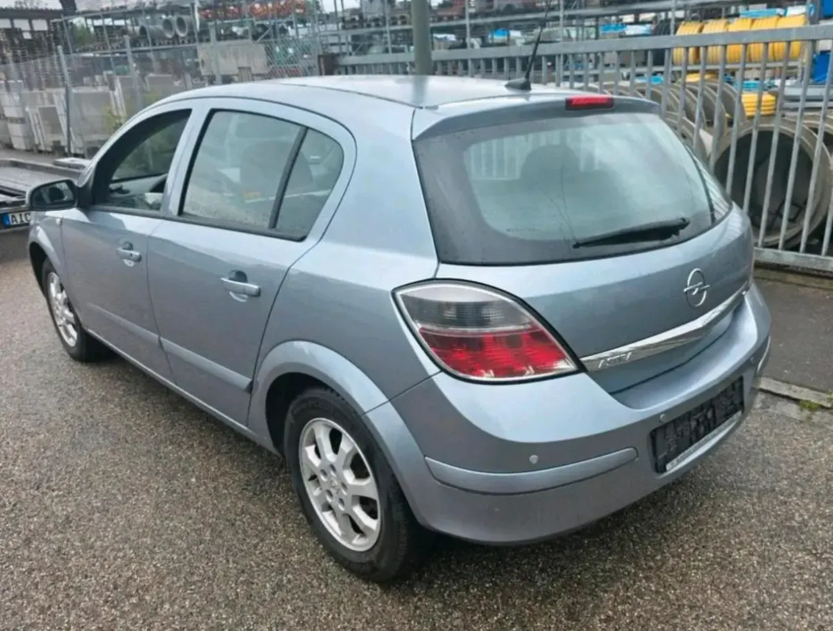 Gebraucht Opel Astra 116 PS (85 kW) 2007 Silber Kleinwagen
