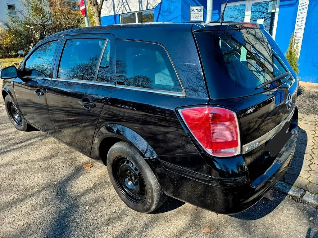 Gebraucht Opel Astra 90 PS (66 kW) 2010 Schwarz Limousine