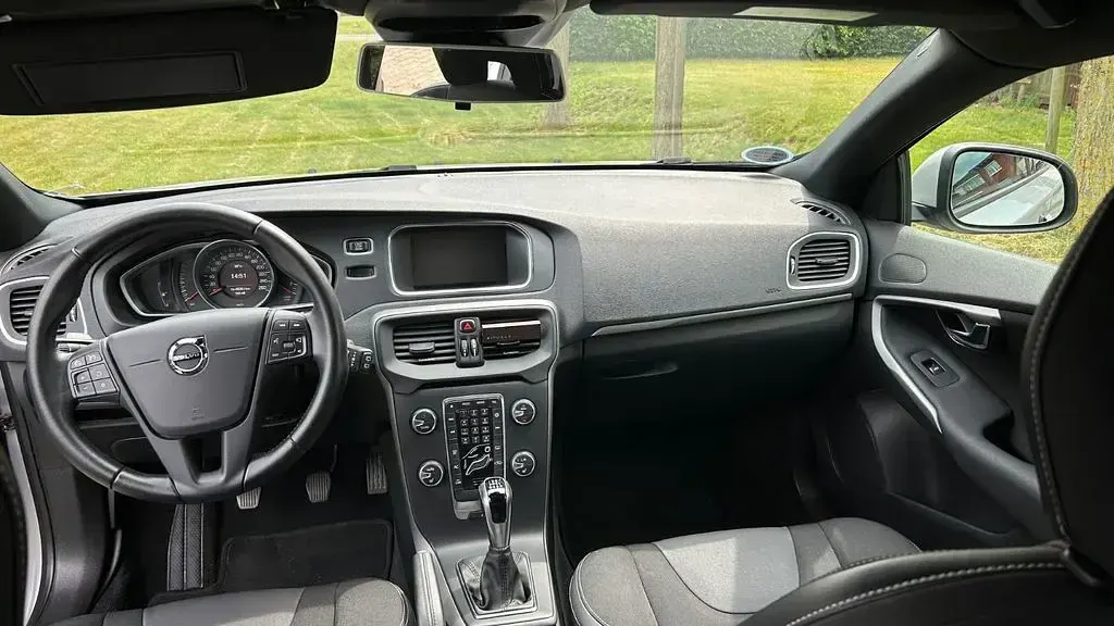 Gebraucht Volvo V40 Kinetic 122 PS (89 kW) 2018 Silber Limousine