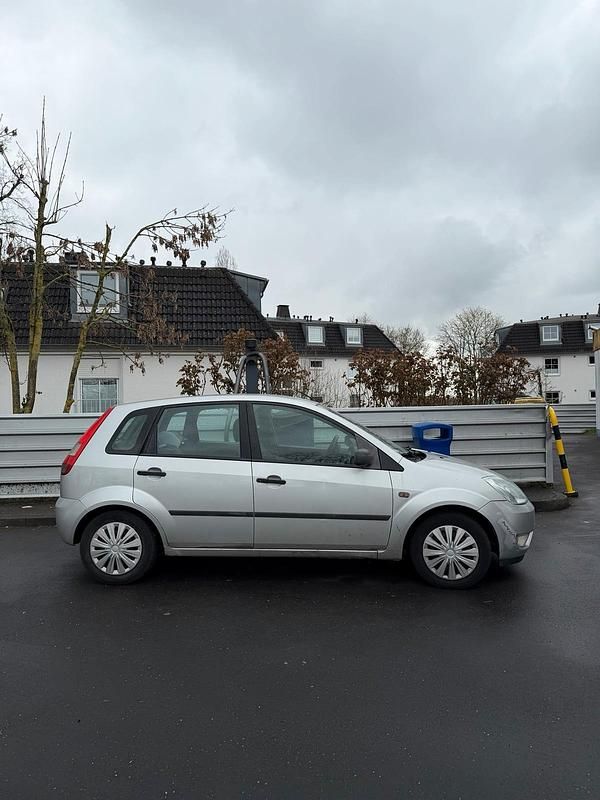 Gebraucht Ford Fiesta 2003 Silber Kleinwagen
