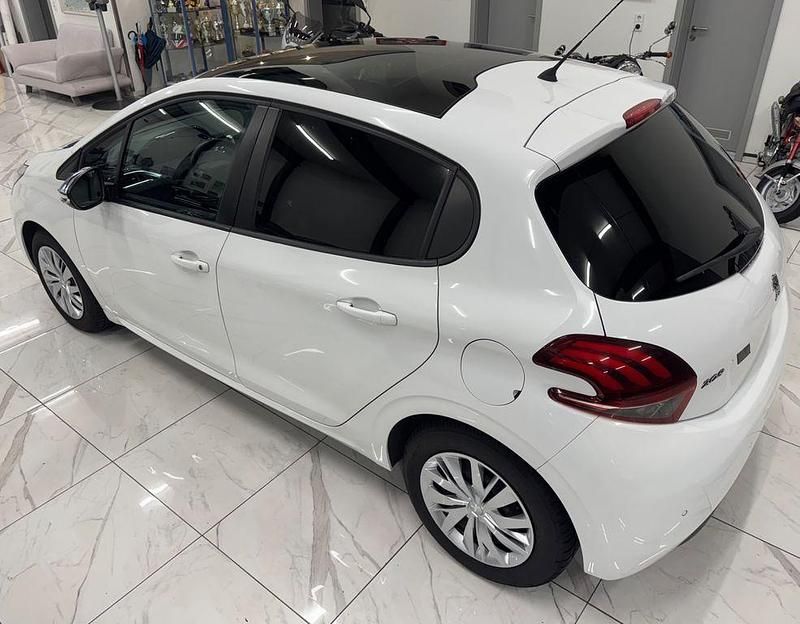 Gebraucht Peugeot 208 Style 83 PS (61 kW) 2018 Weiß Kleinwagen