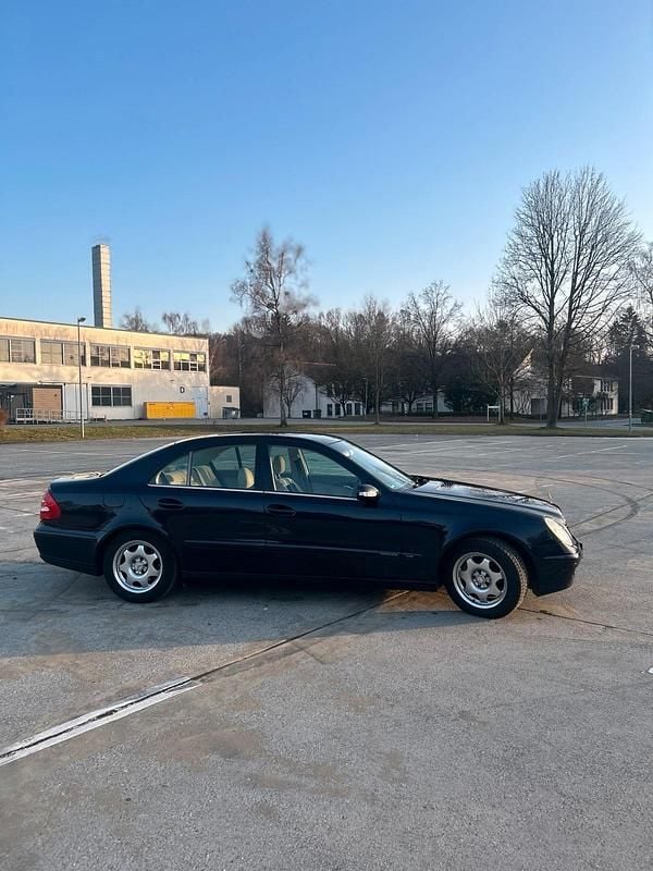 Gebraucht Mercedes E220 150 PS (110 kW) 2003 Blau Limousine