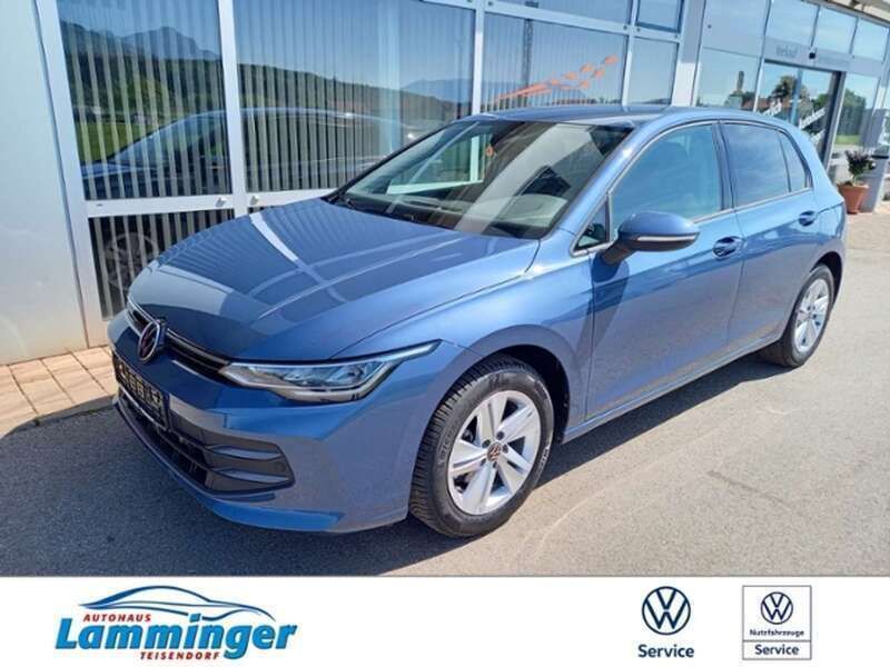 Anemonenblau metallic Gebraucht 2024 VW Golf VIII Life Limousine | 23.990 € (Fairer Preis) - Bild 1/4
