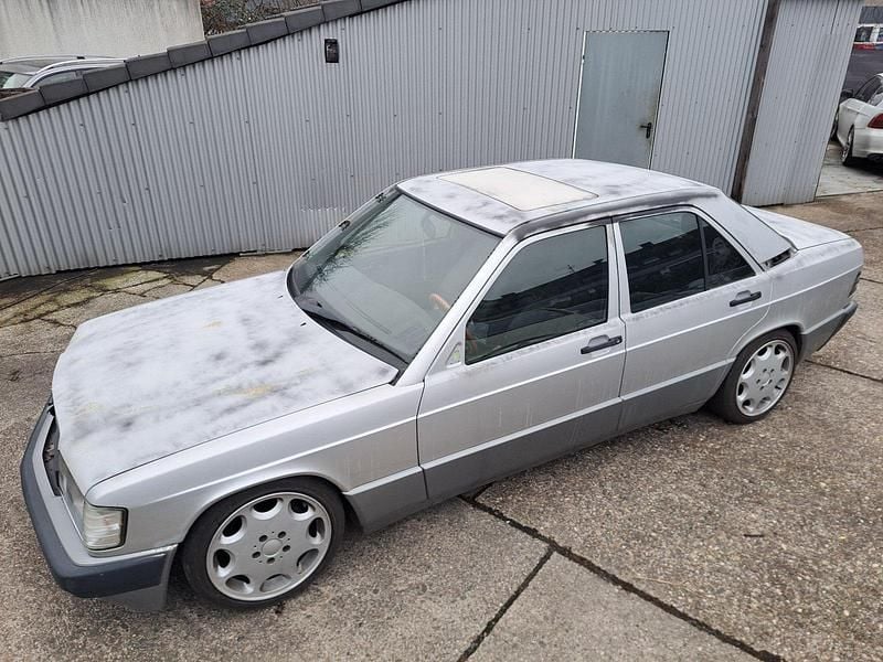Second-hand Mercedes 190 132 CP (97 kW) 1992 Argintiu Berlinǎ