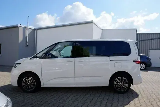 Second-hand VW Multivan Life 110 CP (80 kW) 2024 Alb Monovolum