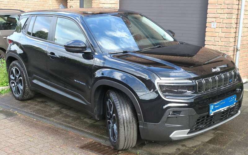 Schwarz Gebraucht 2024 Jeep Avenger EV Summit SUV | 30.500 € (Etwas zu teuer) - Bild 1/4