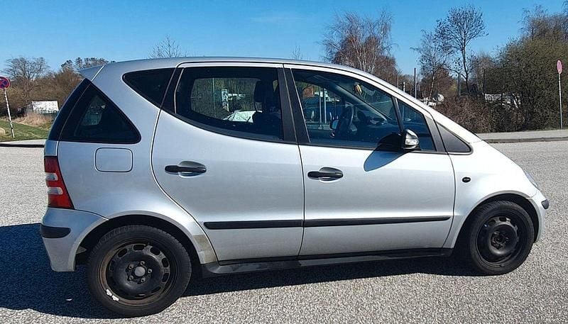 Usado Mercedes A140 Classic 82 HP (60 kW) 2004 Prateado Citadino