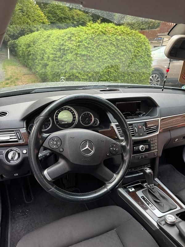 Gebraucht Mercedes E220 180 PS (132 kW) 2010 Grau Limousine