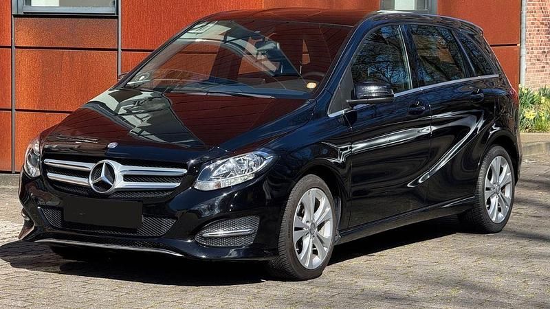 Schwarz Gebraucht 2015 Mercedes B180 Van / Kleinbus | 10.900 € (Superpreis) - Bild 1/4