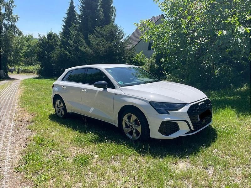 Weiß Gebraucht 2022 Audi A3 Sportback e-tron S-Line Limousine | 24.100 € (Superpreis) - Bild 1/4