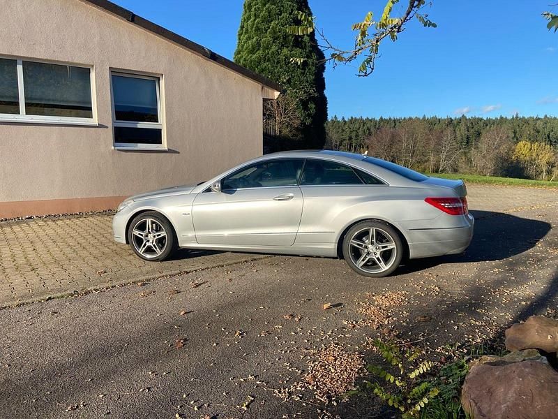 Gebraucht Mercedes E350 231 PS (169 kW) 2009 Silber Coupé