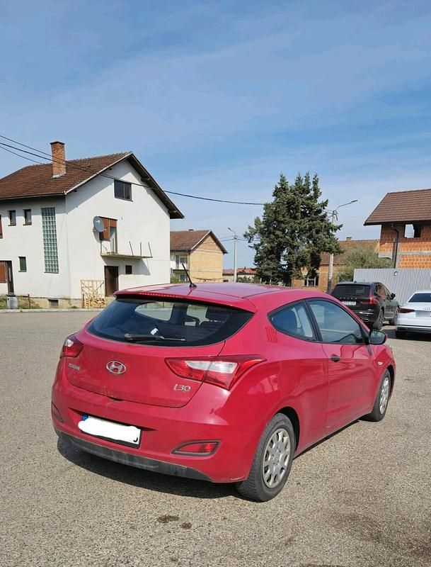 Gebraucht Hyundai i30 100 PS (73 kW) 2013 Rot Kleinwagen