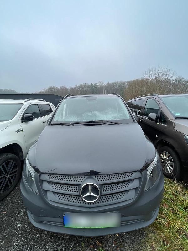 Schwarz Gebraucht 2018 Mercedes Vito Van | 26.900 € - Bild 1/4