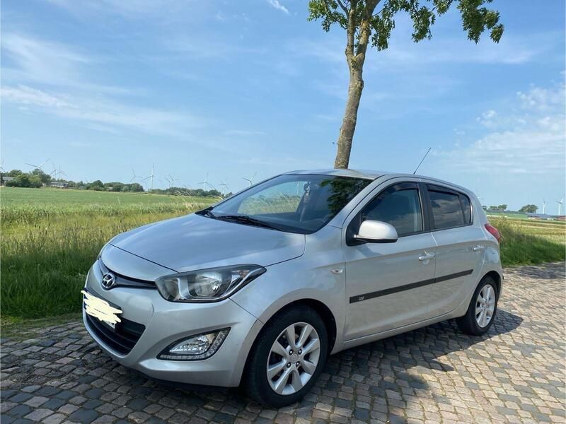 Silber Gebraucht 2013 Hyundai i20 Trend Kleinwagen | 4.500 € (Fairer Preis) - Bild 1/4