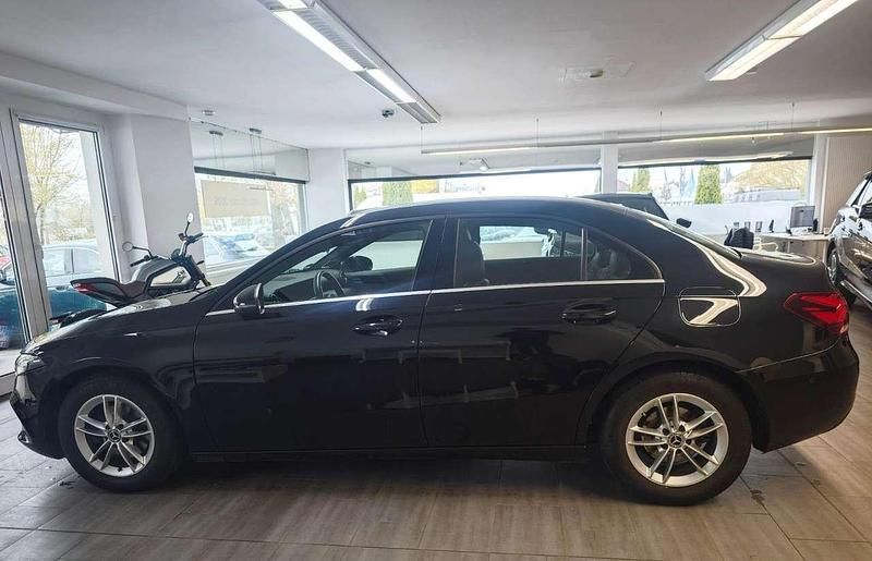 Gebraucht Mercedes A180 116 PS (85 kW) 2019 Schwarz Limousine