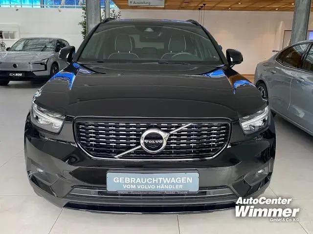 019 black stone (schwarz) Gebraucht 2021 Volvo XC40 SUV | 31.950 € (Fairer Preis) - Bild 1/4
